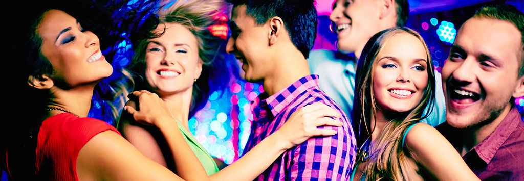 Jugendliche feiern zusammen, lachen und tanzen