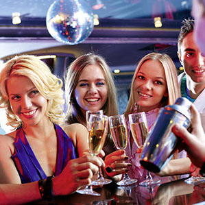 Eine Gruppe Jugendliche feiert zusammen und stößt mit Sekt an