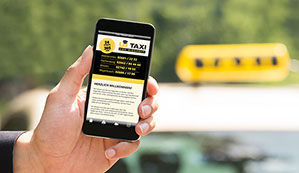 Hand hält Mobiltelefon und zeigt Internetseite von Taxi Uwe Bischoff