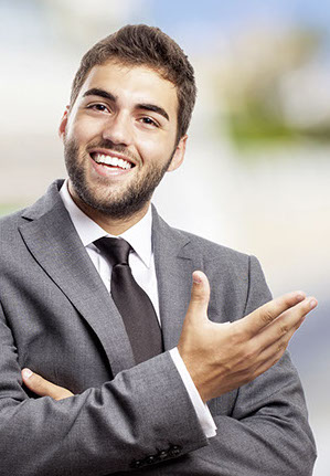 Gut gelaunter Mann hat einen neuen Job gefunden